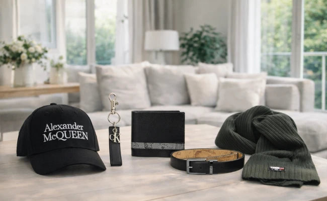 Accessori uomo su tavolo in soggiorno luminoso, mood estivo