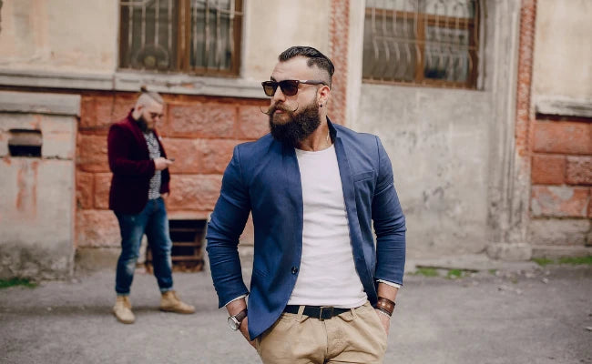 Abbigliamento uomo P/E 2026: look urbano elegante, luce naturale