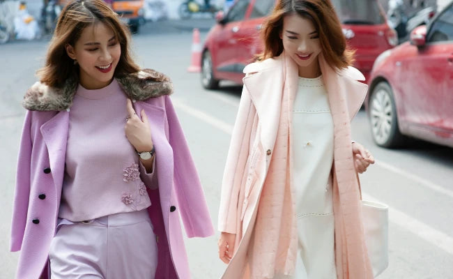 Abbigliamento donna P/E 2026: look luminosi in contesto urbano